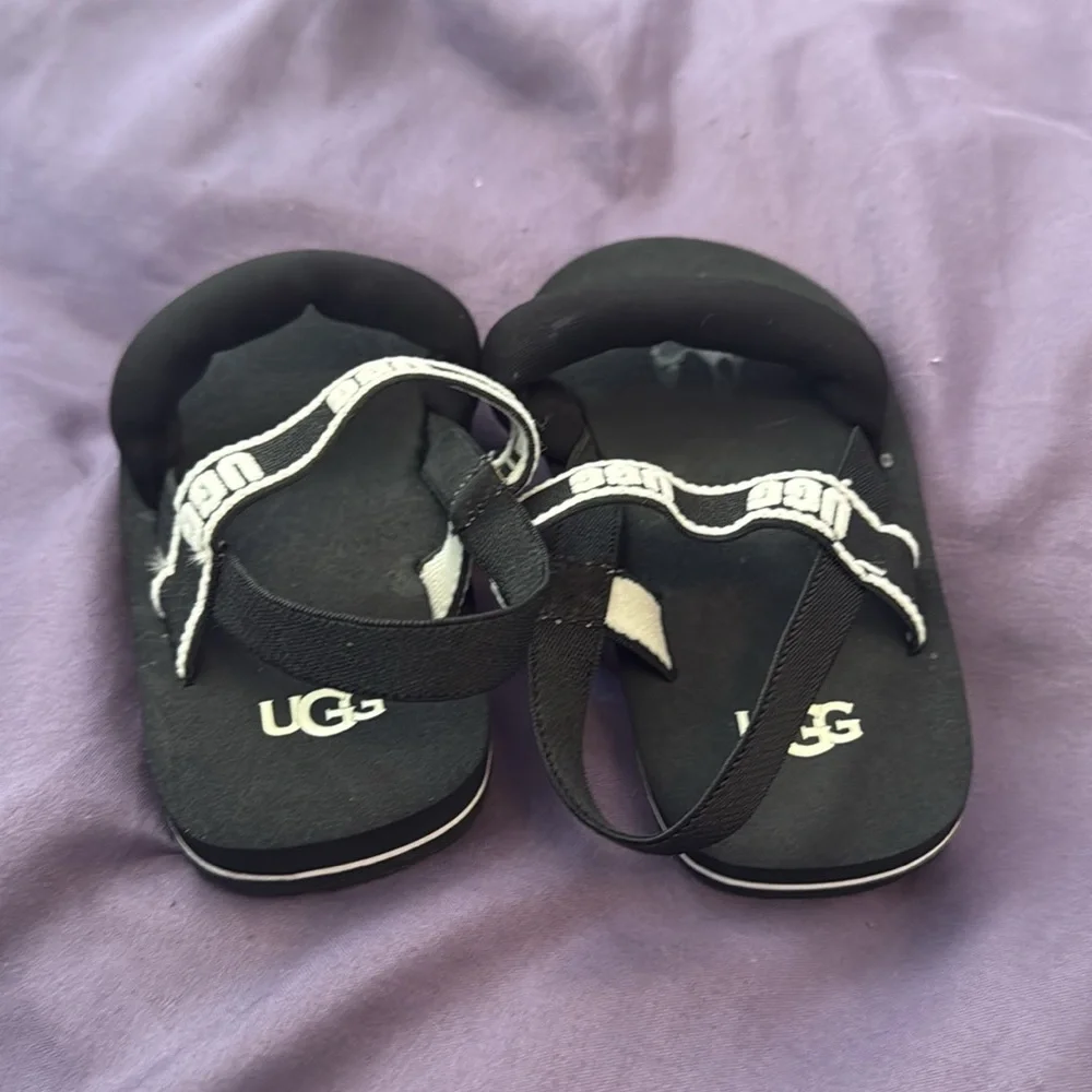 UGG Toddler Black and White Sandals - 04/05